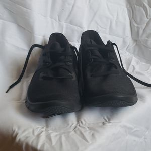 Narrow mens Nike, Work-out shoes, 9.5, barley used